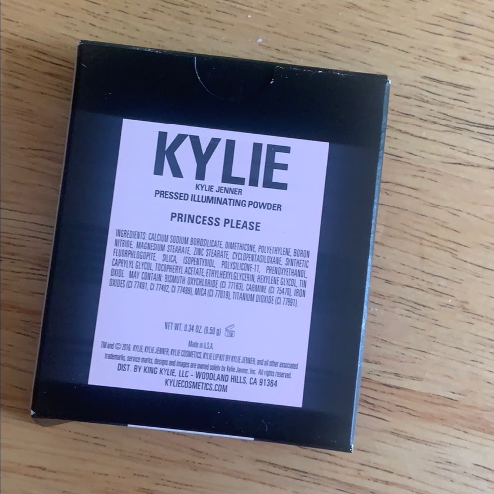 KYLIE JENNER ILLUMINATING POWDER